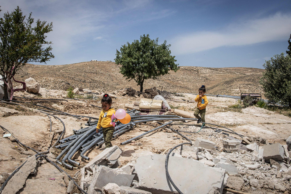 خلة الضبع- أ.ف.ب- ينحني المواطن هيثم دبابسة لجمع أكوام حجارة…