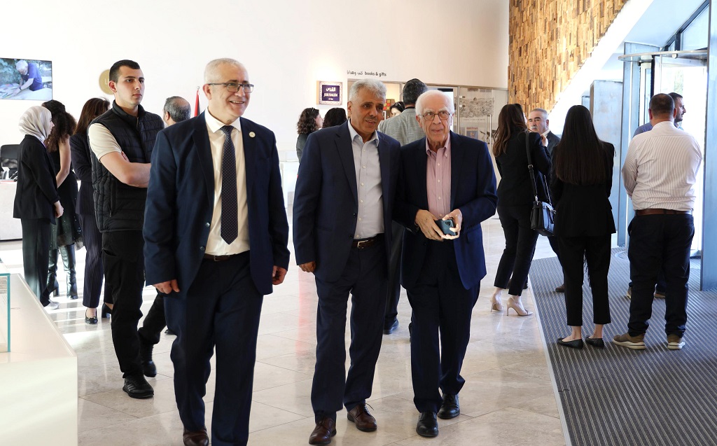 التقى وزير التربية والتعليم العالي أمجد برهم، في جامعة بيرزيت،…