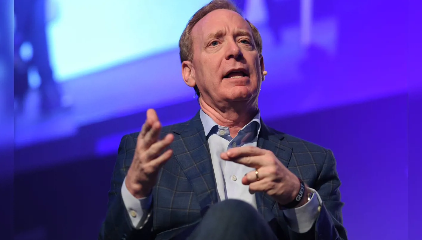 رئيس “مايكروسوفت” يدعو الولايات المتحدة لتبنّي نموذج أبوظبي في الذكاء الاصطناعي