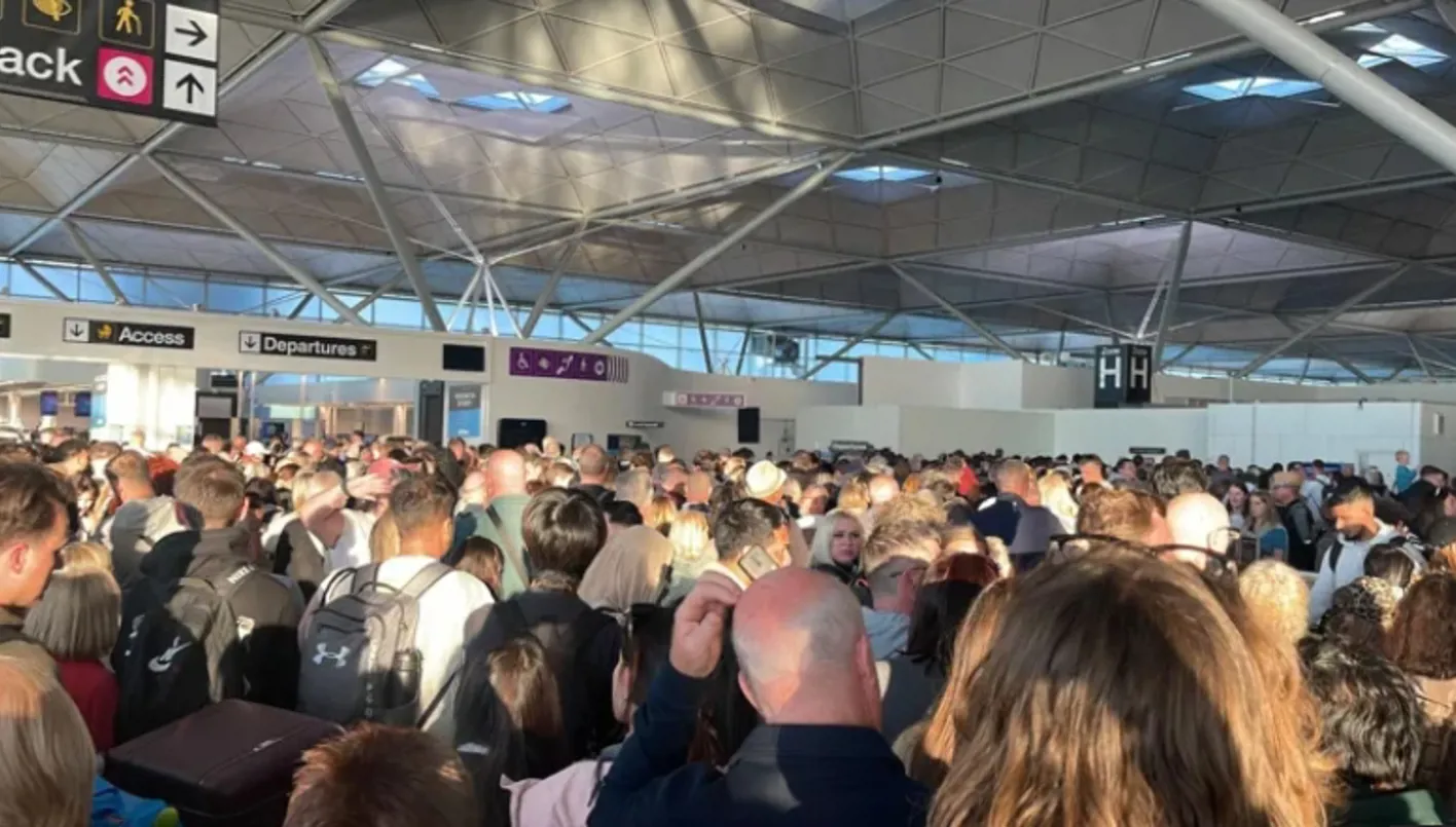 مشكلات تقنية في مطار ستانستد في لندن تكدس مئات الركاب في الطوابير