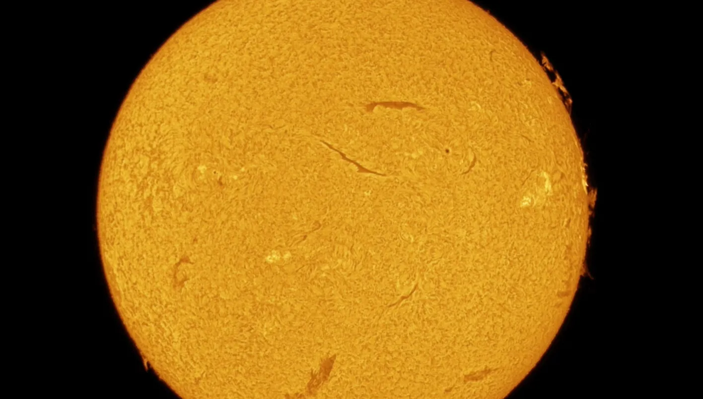 بالفيديو- “تلسكوب” متخصّص يُوثّق ألسنة اللهب الشمسية من أبوظبي