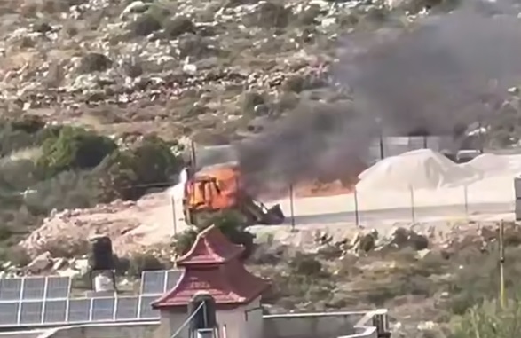 سلفيت – وفا- أحرق مستعمرون، مساء اليوم الخميس، جرافة في…