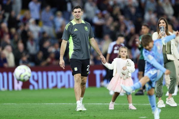 لندن- وكالات: فاجأ الأرجنتيني إيميليانو مارتينيز حارس مرمى أستون فيلا…