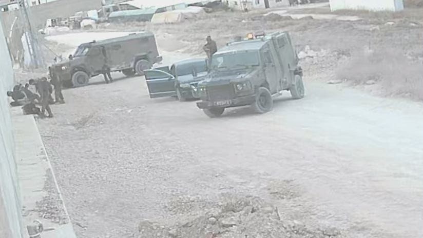 نابلس – الحياة الجديدة –  احتجزت قوات الاحتلال الإسرائيلي، خمسة…