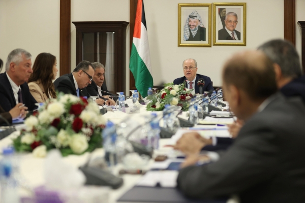 -القيادة وعلى رأسها الرئيس تعمل على الخروج من هذه الأزمة…