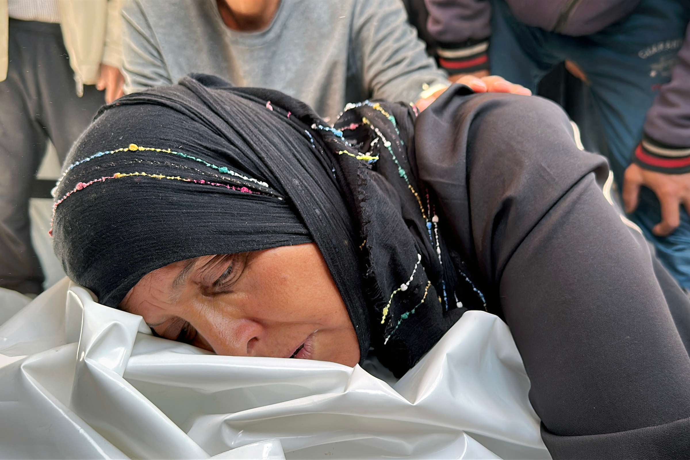 خان يونس- أ.ف.ب- في باحة مستشفى ناصر بمدينة خان يونس،…