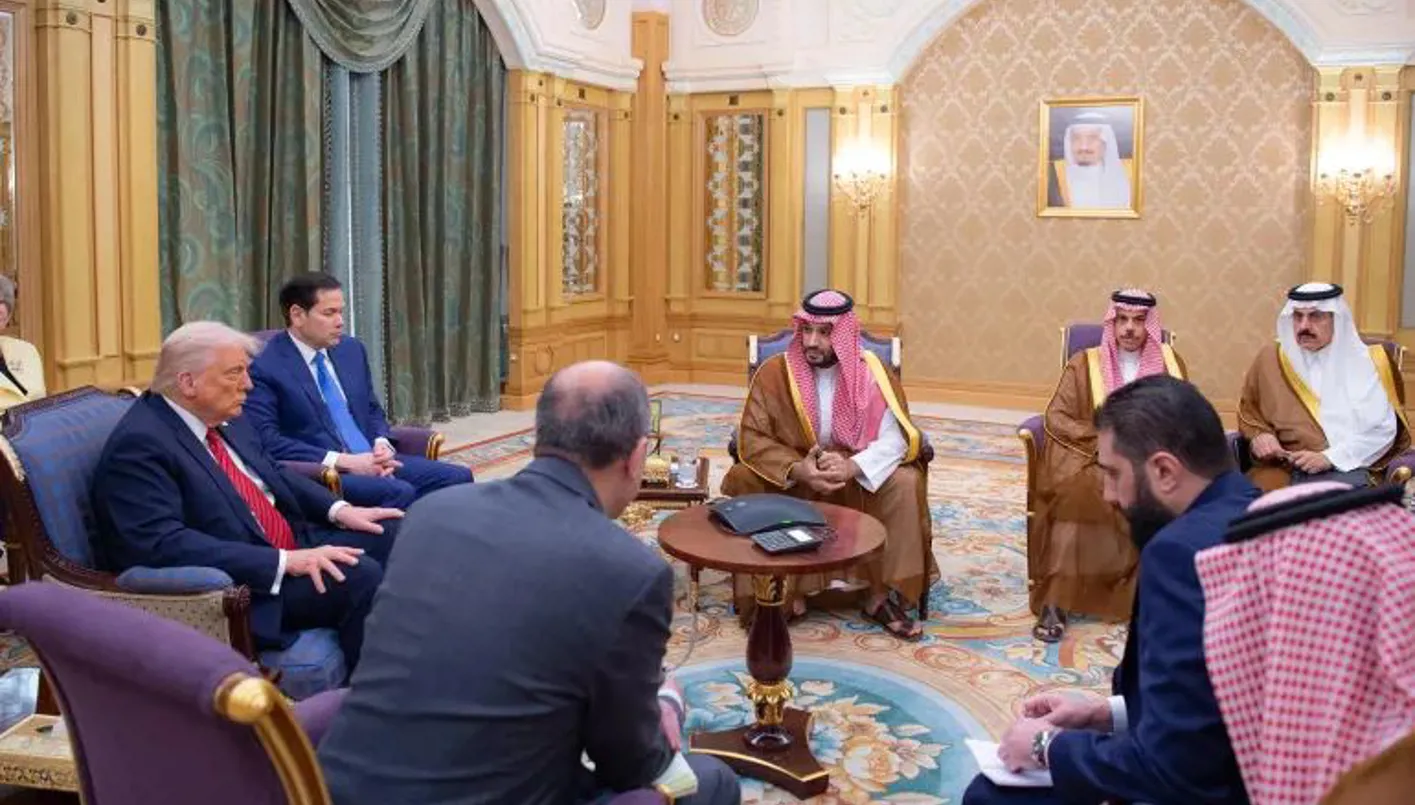 ما سر الجهاز الذي ظهر أمام ترامب في الاجتماعات المغلقة؟