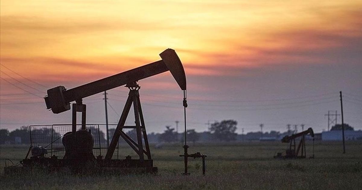 النفط يتجه نحو أول خسارة أسبوعية منذ أبريل بسبب تقارير عن زيادة إنتاج “أوبك+”