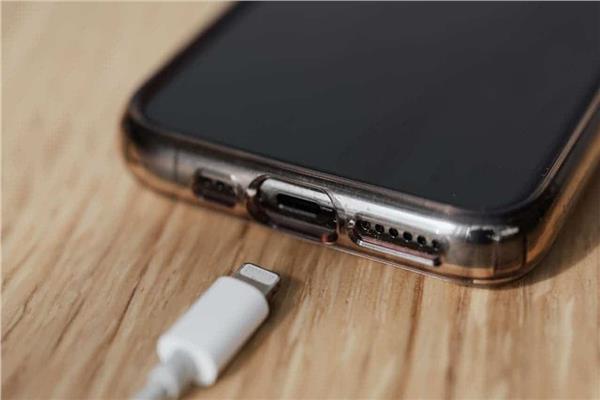 5 أخطاء قاتلة في شحن بطارية الهاتف تقصر من عمرها الافتراضي