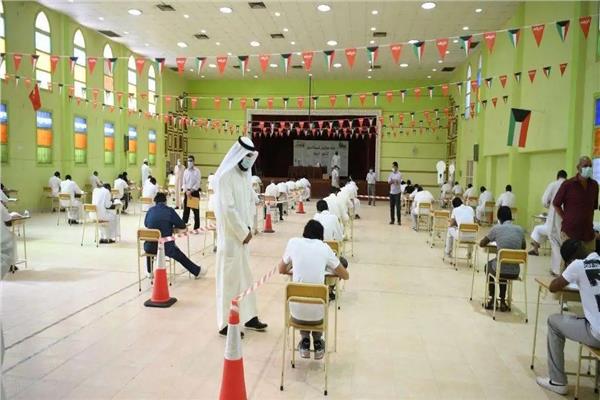 الطلبة المصريون يتصدرون قائمة أوائل الثانوية العامة بالكويت | صور