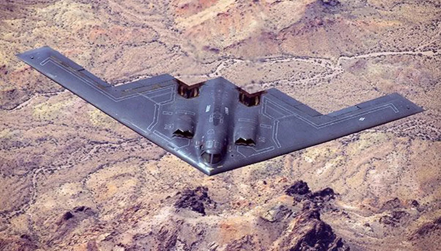 دور الذكاء الاصطناعي في تشغيل القاذفة الشبحية B‑2 وتطويرها