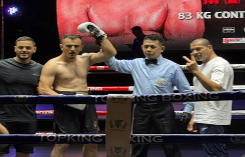 الملاكم الفلسطيني أبو الضبعات يتفوق على خصمه الهندي “بالضربة القاضية”