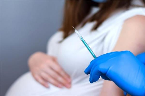 دعوات لاستمرار تغطية لقاحات كورونا للحوامل رغم تغيّر التوصيات الرسمية