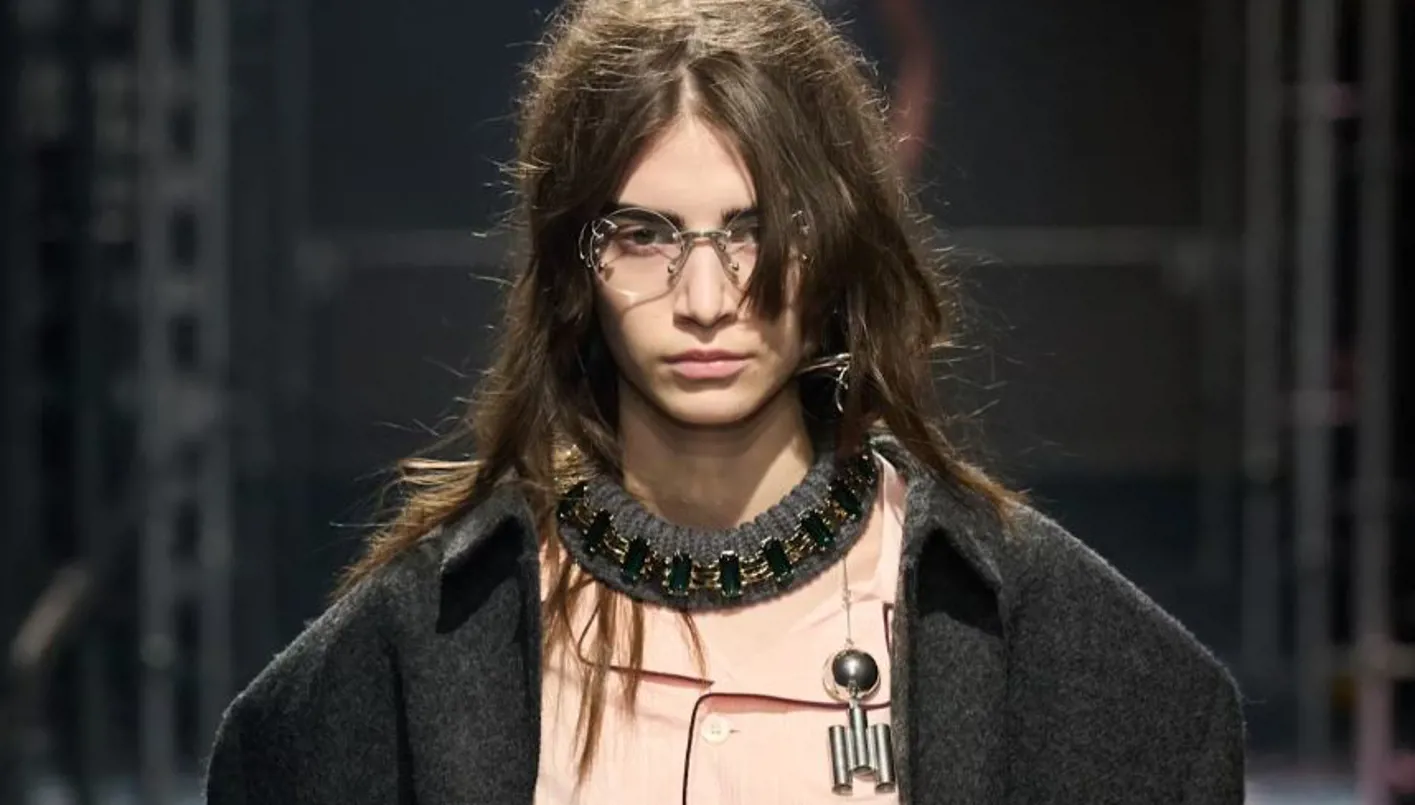 موضة ‘الفتاة الفوضوية’… إطلالة تُبرز العيوب بعفوية مدروسة