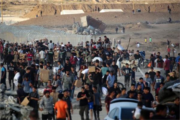 جنود إسرائيليون يطلقون النار على فلسطينيين عزل قرب مواقع توزيع المساعدات بغزة