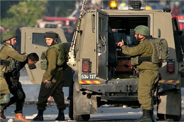 قوات الاحتلال تعتقل 15 مواطناً في الخليل وتهدد بهدم أكثر من 100 منزل في مخيم طولكرم