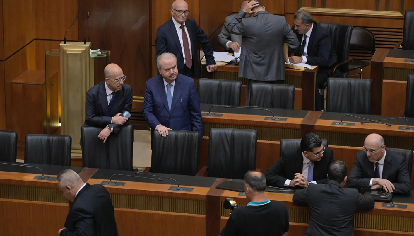 التمسك بالسلاح والتفريط بمشاركة المغتربين في الانتخابات: أين مصلحة ‘الشيعة’ في كل ذلك؟