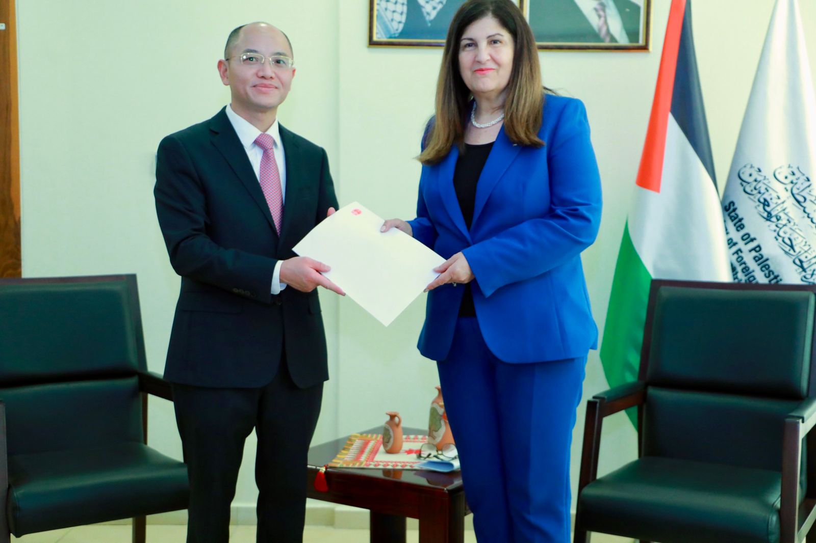 الوزيرة شاهين تستقبل السفير الصيني وتثمن مواقف بلاده الداعمة للقضية الفلسطينية-الحياة الجديدة