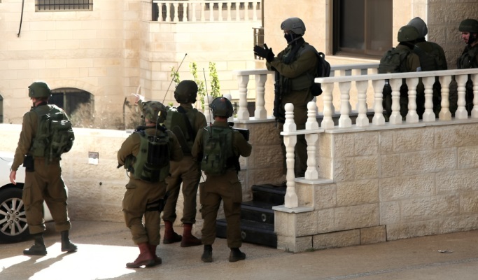 الاحتلال يداهم منازل المواطنين خلال اقتحام قلقيلية-الحياة الجديدة