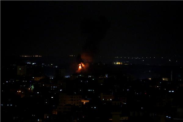 استشهاد وجرح فلسطينيين من منتظري المساعدات في قصف مدفعي إسرائيلي وسط قطاع غزة