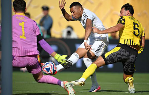 مونديال الأندية: ريال مدريد يقصي دورتموند
ويواجه سان جرمان في نصف النهائي