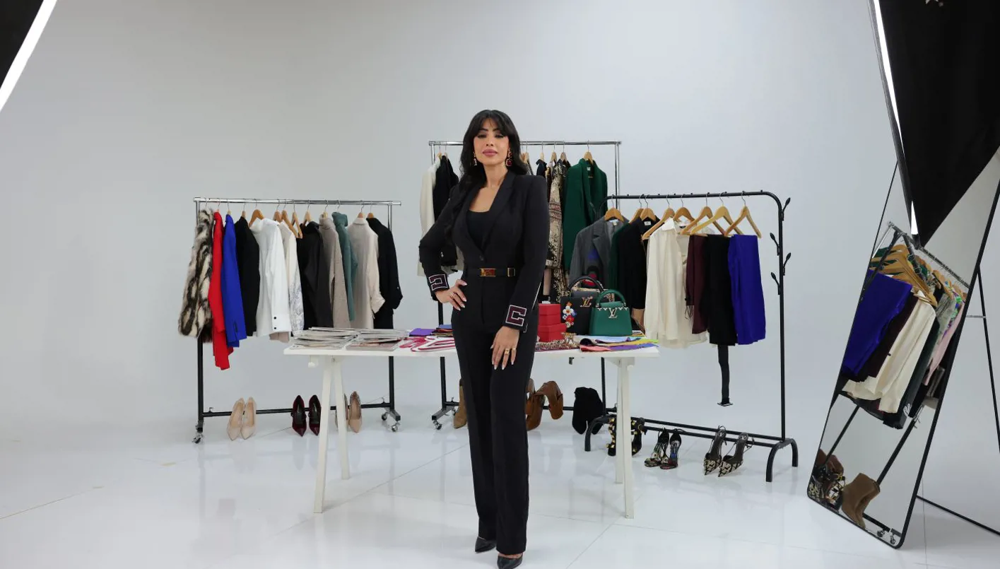 ‘فاشن هاوس’ في السعودية قريباً… خبيرة المظهر دارين مدني: الملكة رانيا نموذج للأناقة (فيديو)