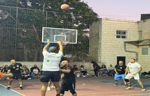 قدامى لاعبي نادي دلاسال القدس يداعبون كرة السلة على مدار 12 ساعة