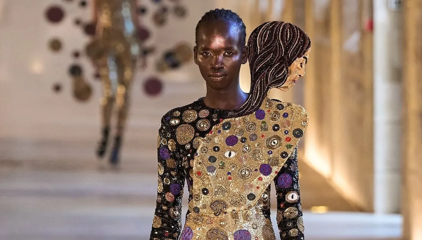 عرض استثنائي للمصمم الهندي راوول ميشرا  في أسبوع الأزياء الراقية في باريس 2026