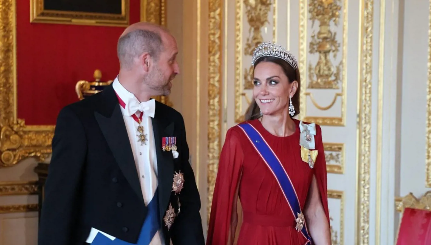 كيت ميدلتون بفستان أحمر من ‘جيفنشي’ في مأدبة رسمية على شرف ماكرون