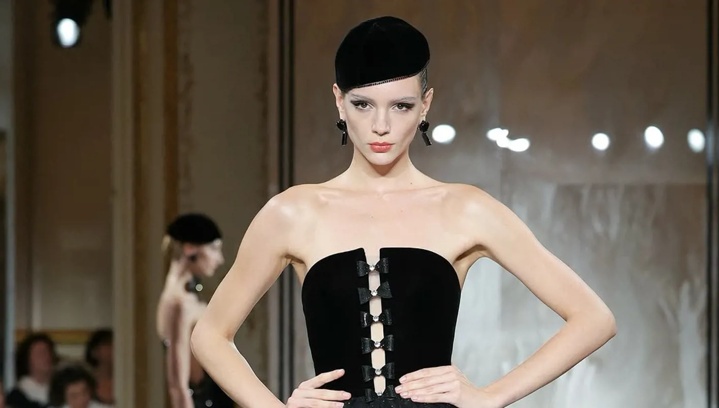 جورجيو ارماني يُطلق مجموعة أزياء راقية باللون الاسود المبهر لخريف وشتاء 2025- 2026