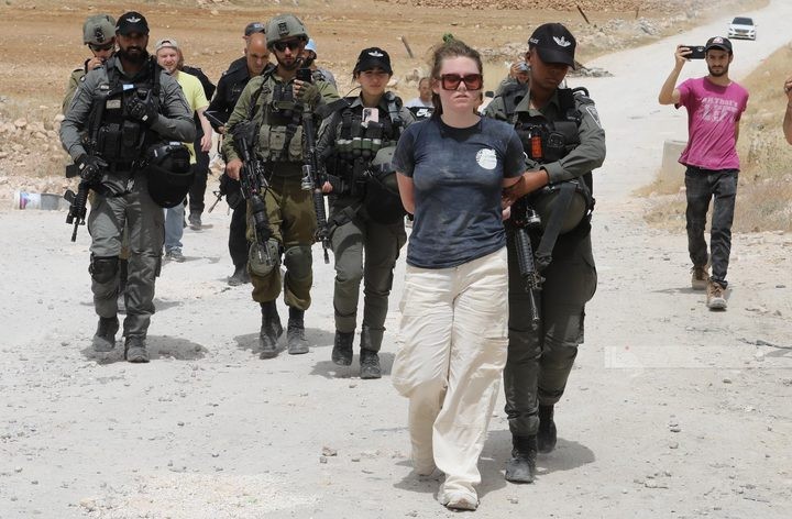 الاحتلال يعتقل متضامنين أجانب حاولوا منع اعتداء مستعمرين على قرية شلال العوجا-الحياة الجديدة