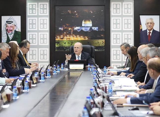 توجيهات حكومية بتسهيلات لموظفي القطاع العام في ظل استمرار احتجاز أموال المقاصة-الحياة الجديدة