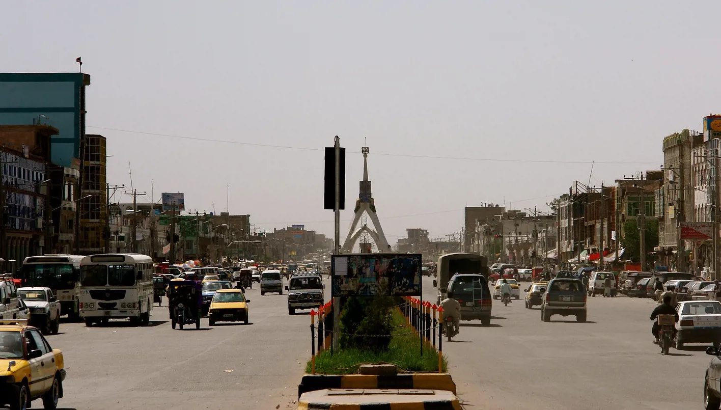 نظام تبريد يضخّ هواءً بارداً داخل السيّارات في أفغانستان