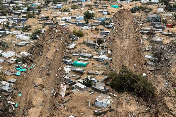 قوات الاحتلال تنبش مقابر الشهداء في خان يونس بقطاع غزة