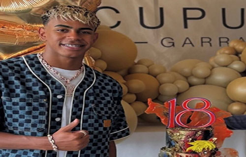 لامين جمال يحتفل مع عائلته بعيد ميلاده ال18