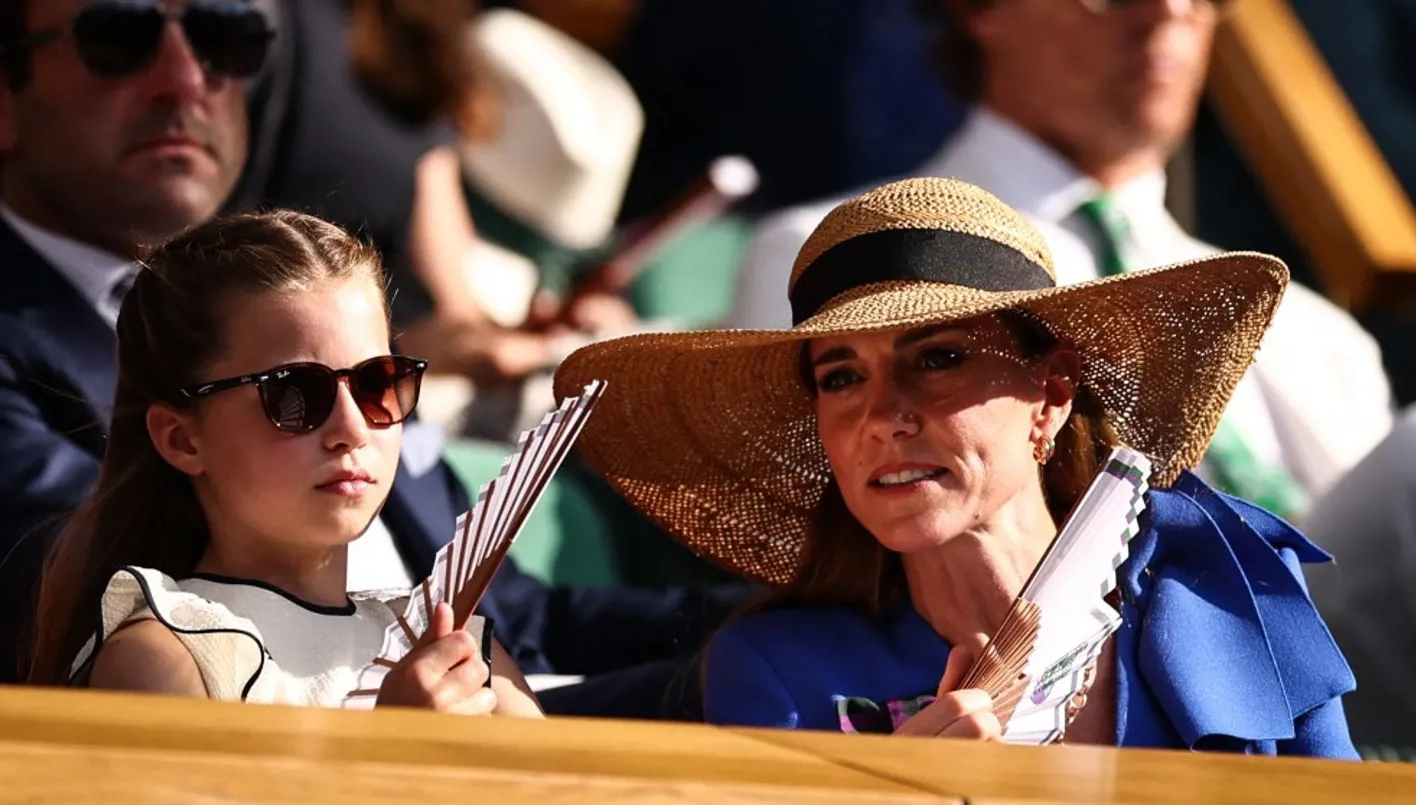 الاميرة شارلوت تكسر القواعد الملكية وتضع المناكير