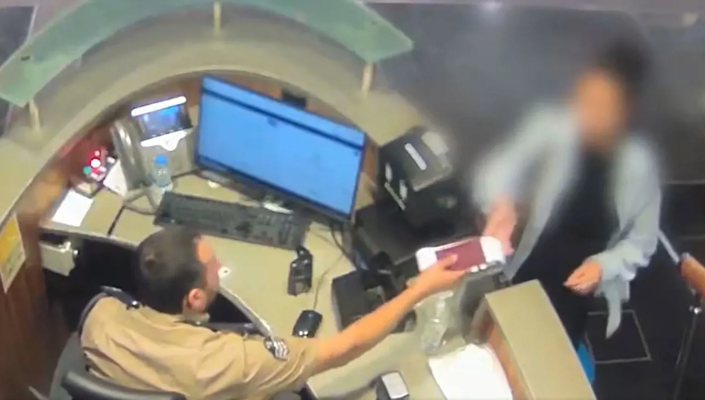 في قلب عمان… سائحة صينية تبث الاحتيال من سيارة مستأجرة! (فيديو)