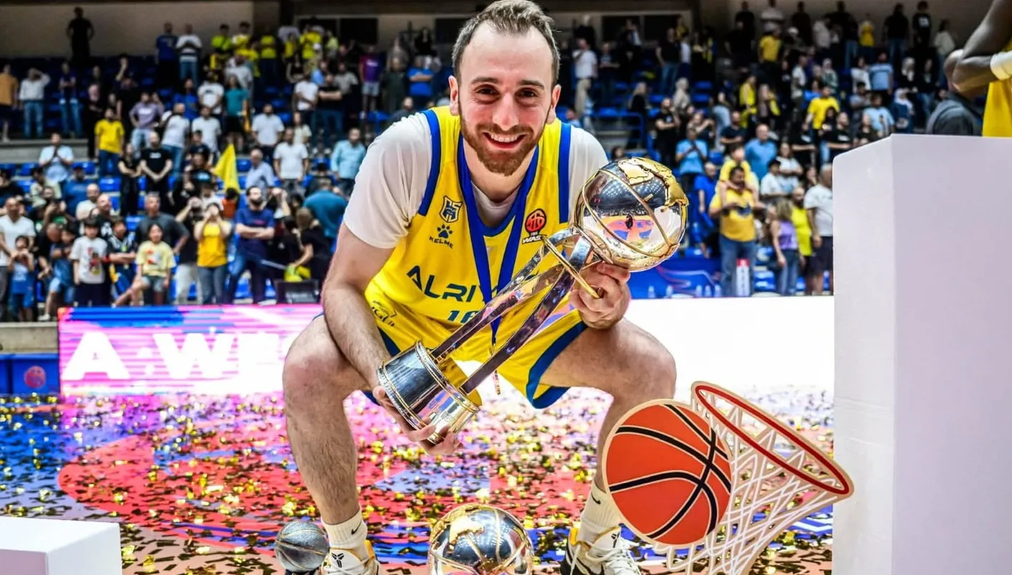 وائل عرقجي يُعلن مغادرته النادي الرياضي برسالة مؤثرة