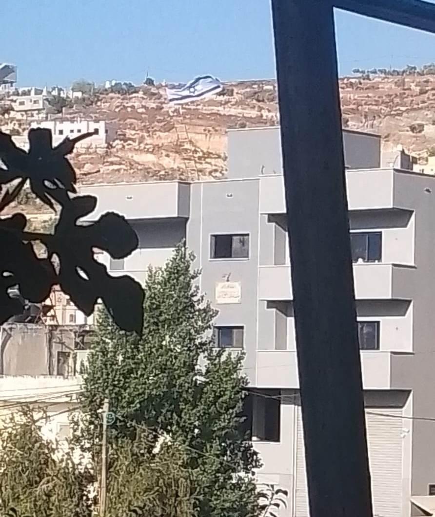 الاحتلال يحول بناية سكنية إلى ثكنة عسكرية في اللبن الشرقية ويغلق مداخل القرية-الحياة الجديدة