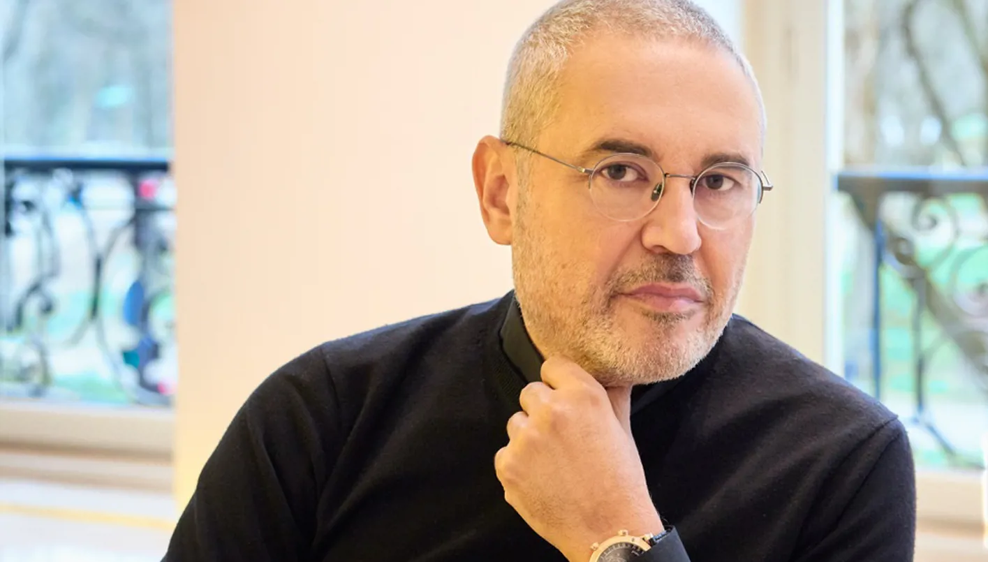 ايلي صعب… من فساتين الطفولة إلى تاريخ الأناقة العالمية