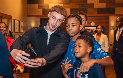 “بالمر” يحظى باستقبال الأبطال في مسقط رأس جده بإحدى جزر الكاريبي