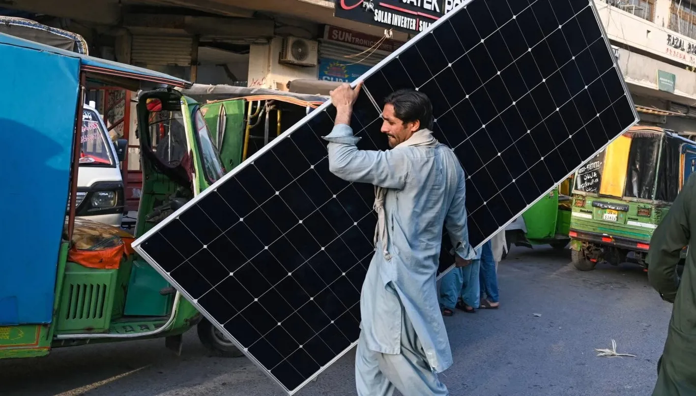 الألواح الشمسية تغزو أسطح باكستان وتُربك الحكومة
