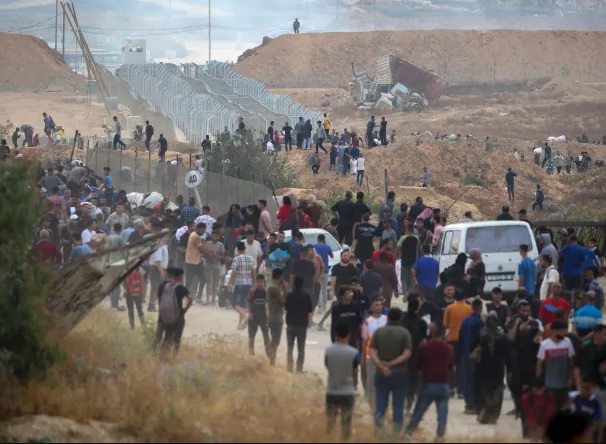 المجوعون يلاحقون الخبز وسط الرصاص-الحياة الجديدة