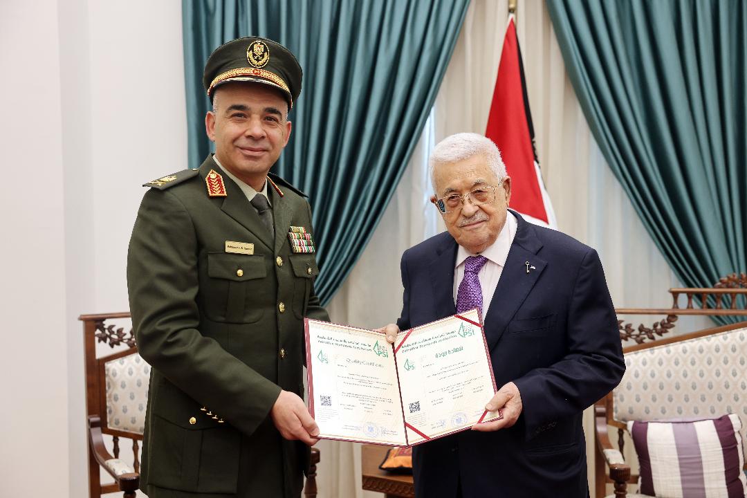 الرئيس يستقبل رئيس هيئة التدريب العسكري اللواء محمود أبو هارون-الحياة الجديدة