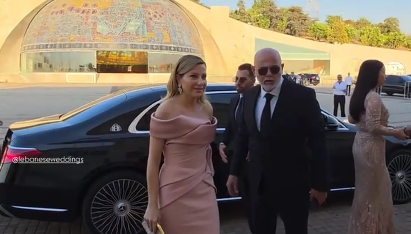 كلودين صعب بفستان زهري… لحظة خاصّة بين الأم ونجلها العريس سيليو