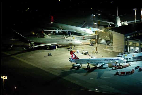 الحوثيون يعلنون استهداف مطار بن جوريون بصاروخ باليستي فرط صوتي