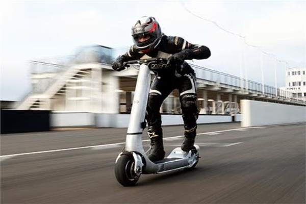 سرعته 100 ميل في الساعة| أسرع سكوتر كهربائي بالعالم يحطم الأرقام القياسية