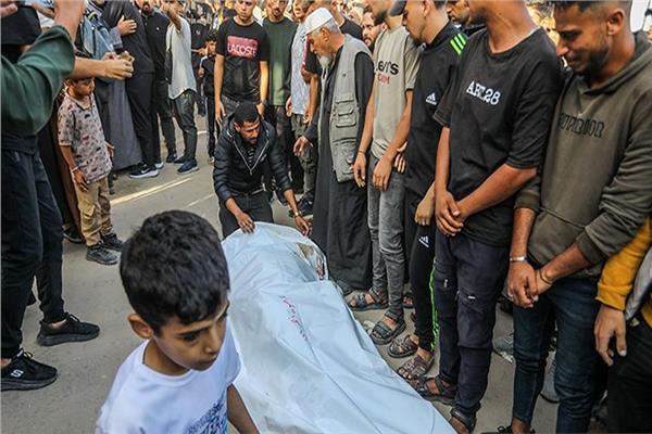 ارتفاع عدد ضحايا المساعدات قرب «مصائد الموت» في غزة إلى 995 شهيدًا