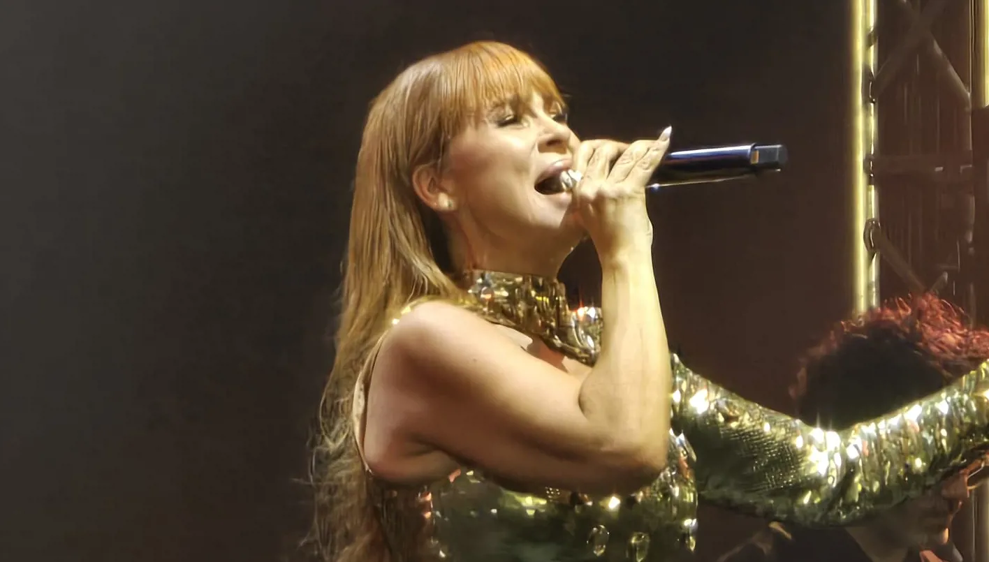 انقلاب ذهبيّ على المسرح… كارول سماحة تنتفض: ‘شيلوا هالكراسي’ (فيديو)