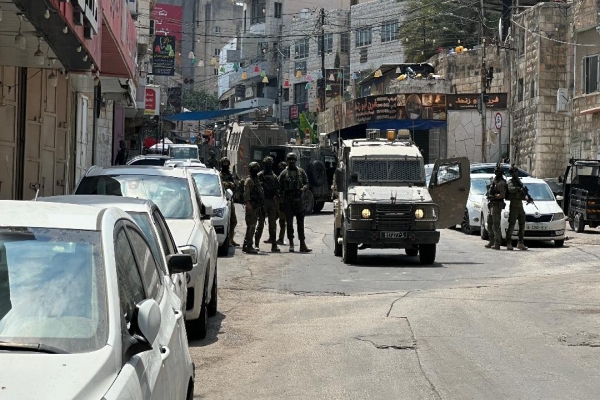 الاحتلال يدفع بتعزيزات عسكرية الى مدينة طولكرم ويتمركز في الحي الغربي منها-الحياة الجديدة